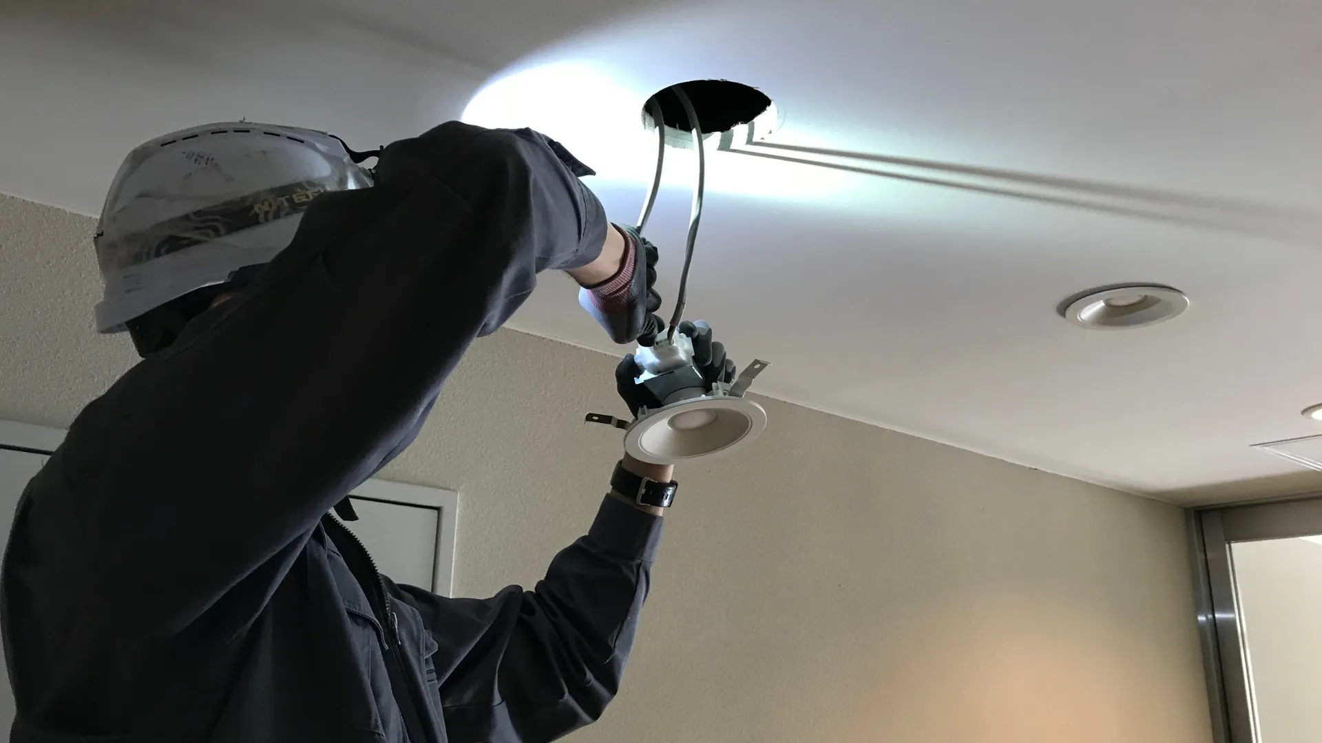 Técnico realizando instalación eléctrica